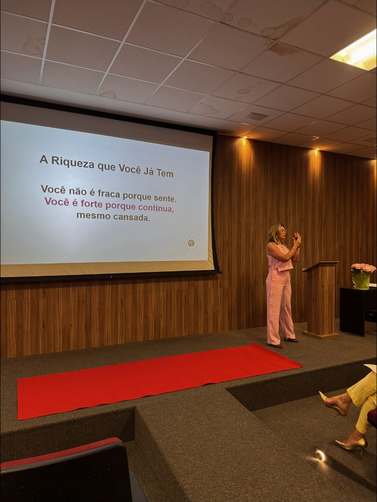 Hellen Rubia no palco durante a palestra